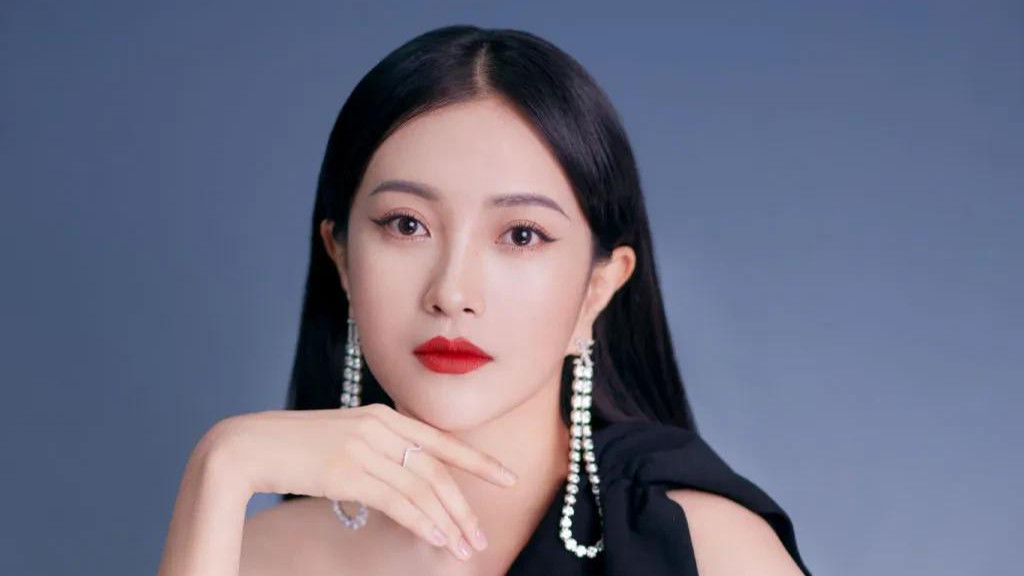 包文婧8个月孕肚照美如画