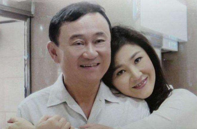 泰58岁前总理英拉，抱住哥哥撒娇好“可爱”！没想到，昔日霸气十足的政坛女强人，在