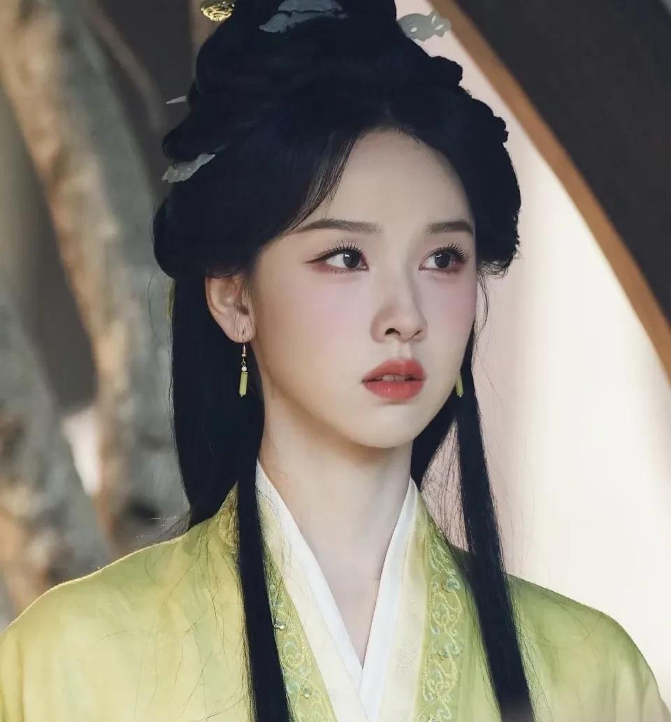 陈都灵在翘楚里面的妆造真的很差劲，发型也一般，发包好拉，衣服也不好看，还不如莲花