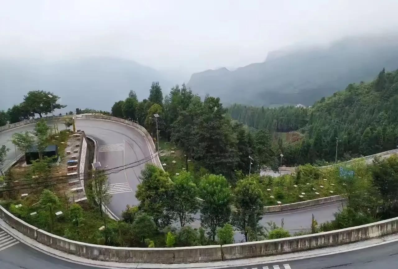 自驾旅游的人，去投资民宿，保证你亏得内裤都没有穿你信不信？
我同学，喜欢自驾旅游