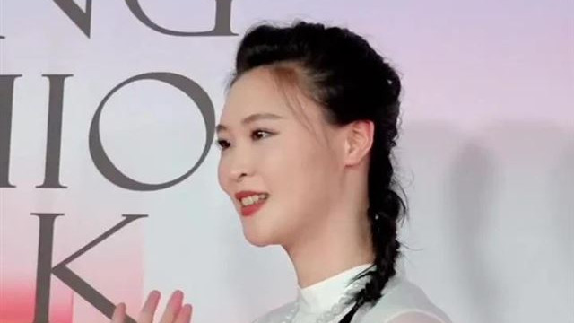 惠若琪亮相北京时装周开幕盛典，穿新中式螺青纱裙身材高挑美炸了