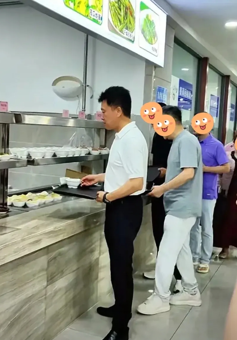 昨天重庆荣昌区干了件“出圈”的事

一把手高洪波接待企业家考察团，居然领着去机关
