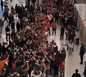 没想到！徐正源回成都拿行李，结果迎来大量蓉城球迷接机。