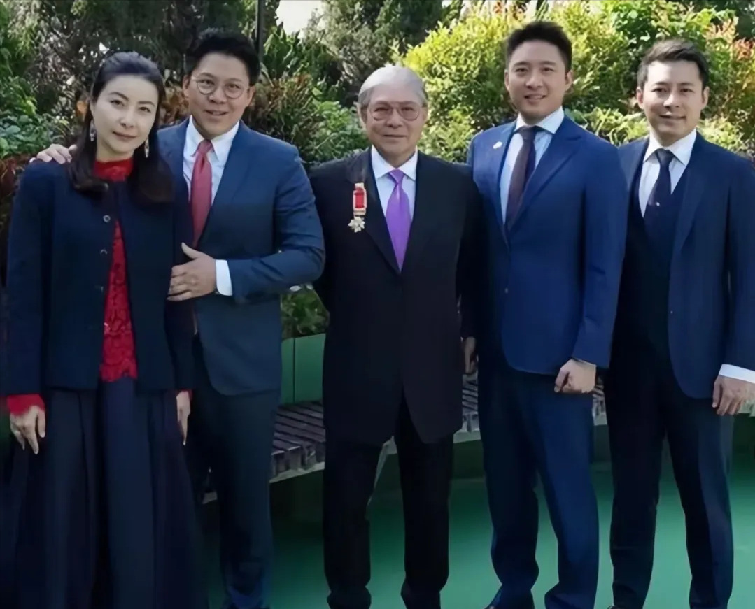 霍家李家安保差异











你敢信？李家出门前呼后拥保镖一堆，霍家却