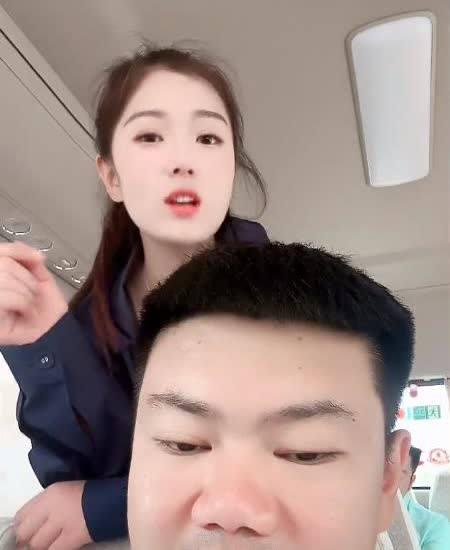 小美御姐自从离开许华升以后凉凉了

这个女的叫小美御姐，以前是许华升的绯闻女