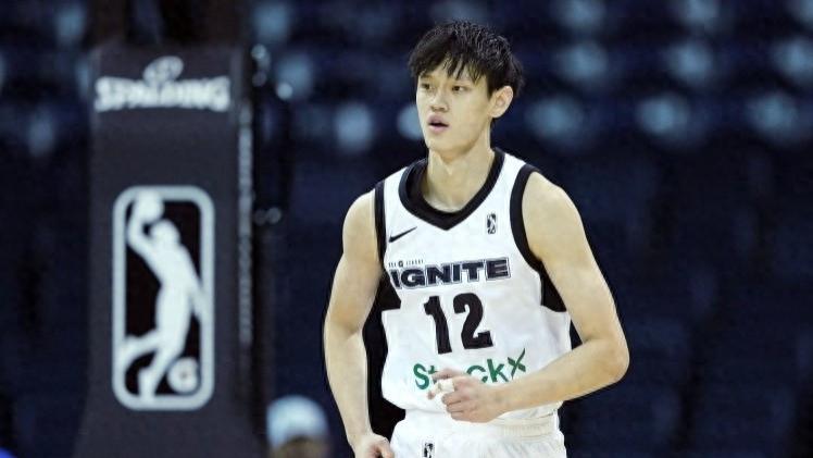 曾凡博代表篮网出战澳门赛力争正式合同，点燃队12号重新披挂上阵