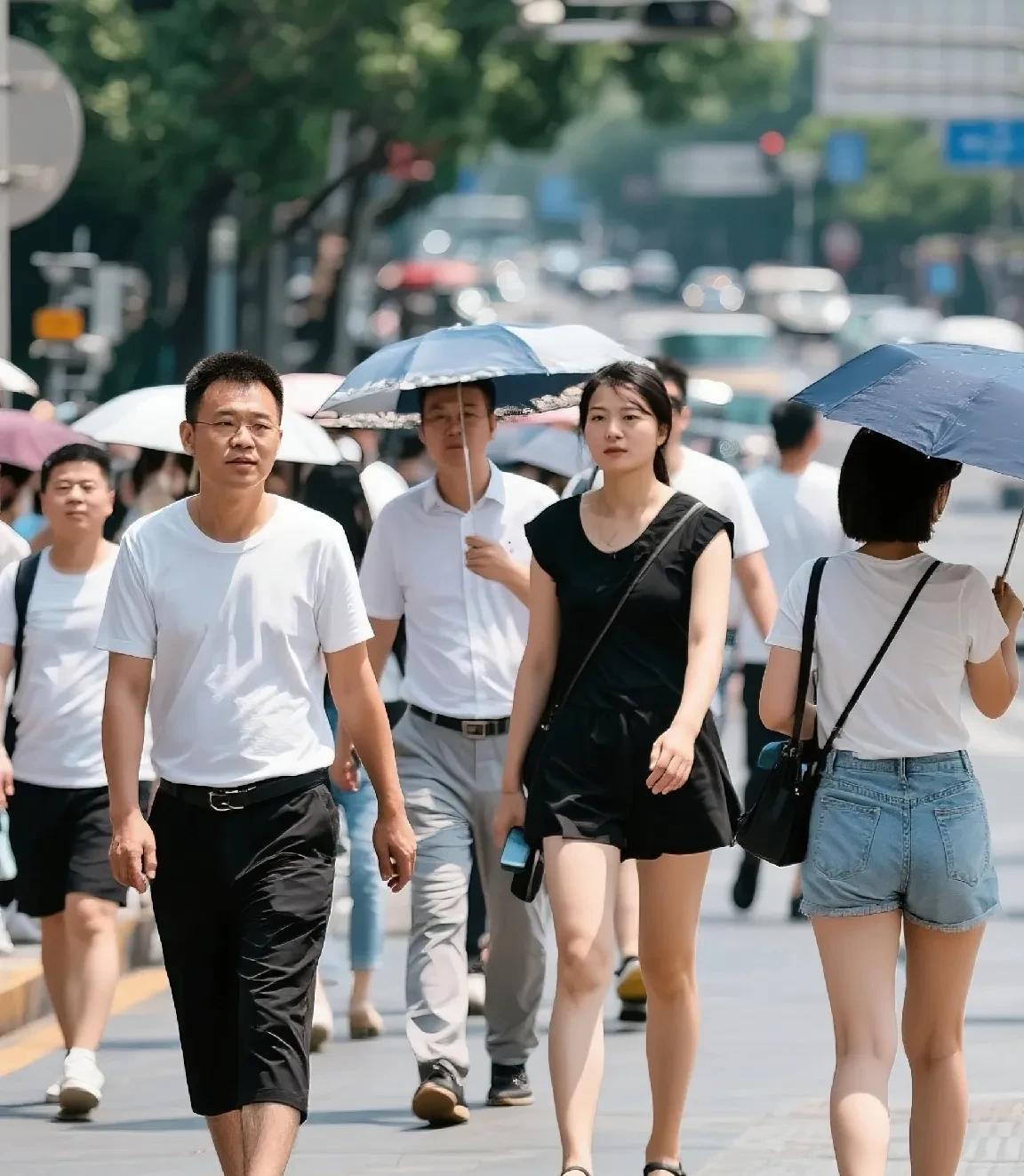 这两天气实在是太热了，出门的时候冲完澡刚换的衣服，出一趟门回来就得换一身衣服，天