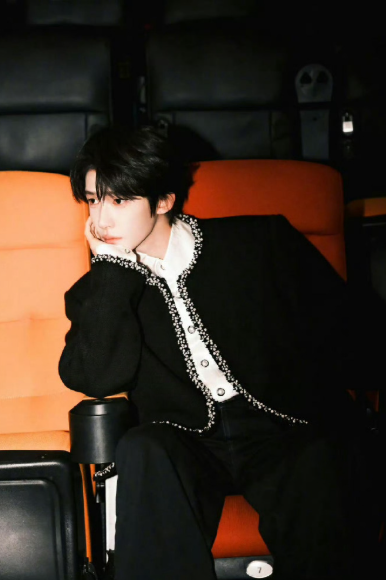 被刘宇的反差感狠狠可爱到！灵珠般人畜无害的颜值，一开口就是魔丸级脑洞，花生壳当耳