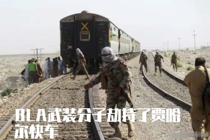 巴基斯坦此次发生的火车劫持案状况相当惨烈。


一开始，承担火车安保任务的车上工
