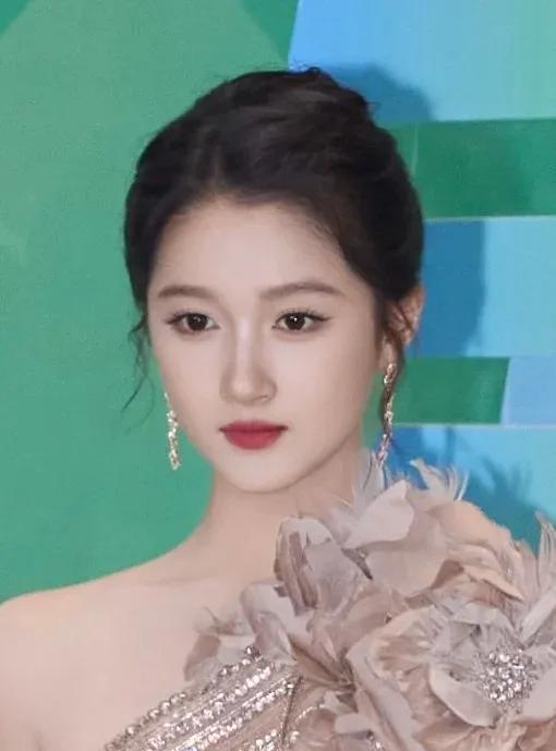救命！关晓彤这是开了女娲亲签外挂吧？6月27日央视五四晚会，她穿着YIRANTI