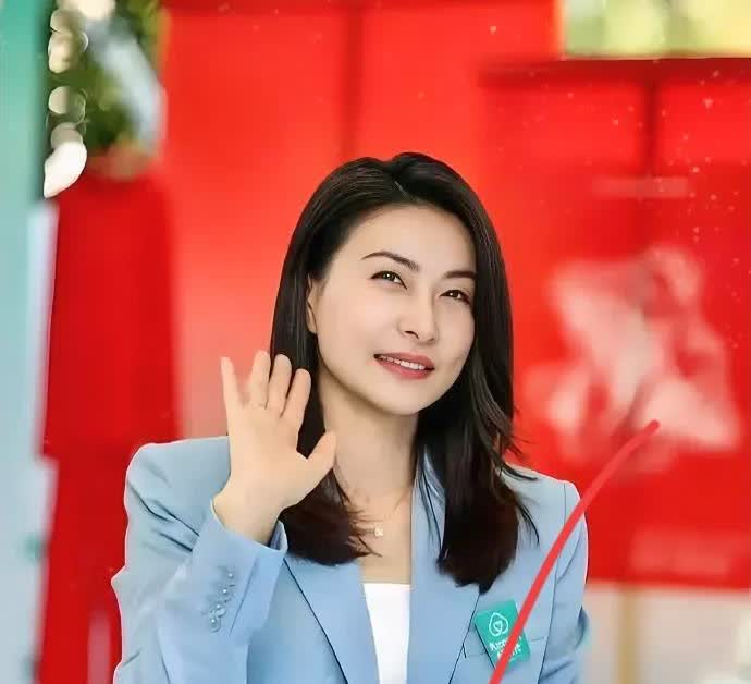 想当年霍家300亿遗产分割，那火药味浓得，大战一触即发。结果郭晶晶轻飘飘一句“我