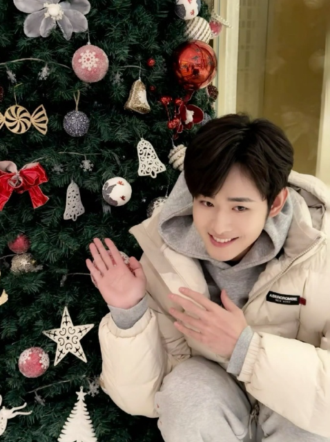 田嘉瑞微博最新营业图
笑起来好甜