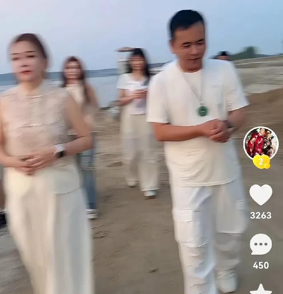初瑞雪发文，公公对我以及孩子都特别好，与我爸处的也特别好！

       