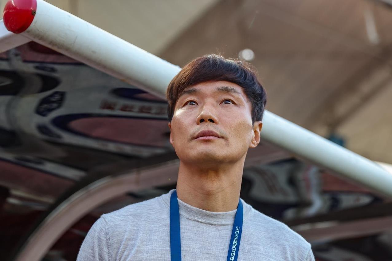 解说员袁甲爆了一个料。当初在河南队时，李玮峰曾经希望和河南队主教练南基一签一个条