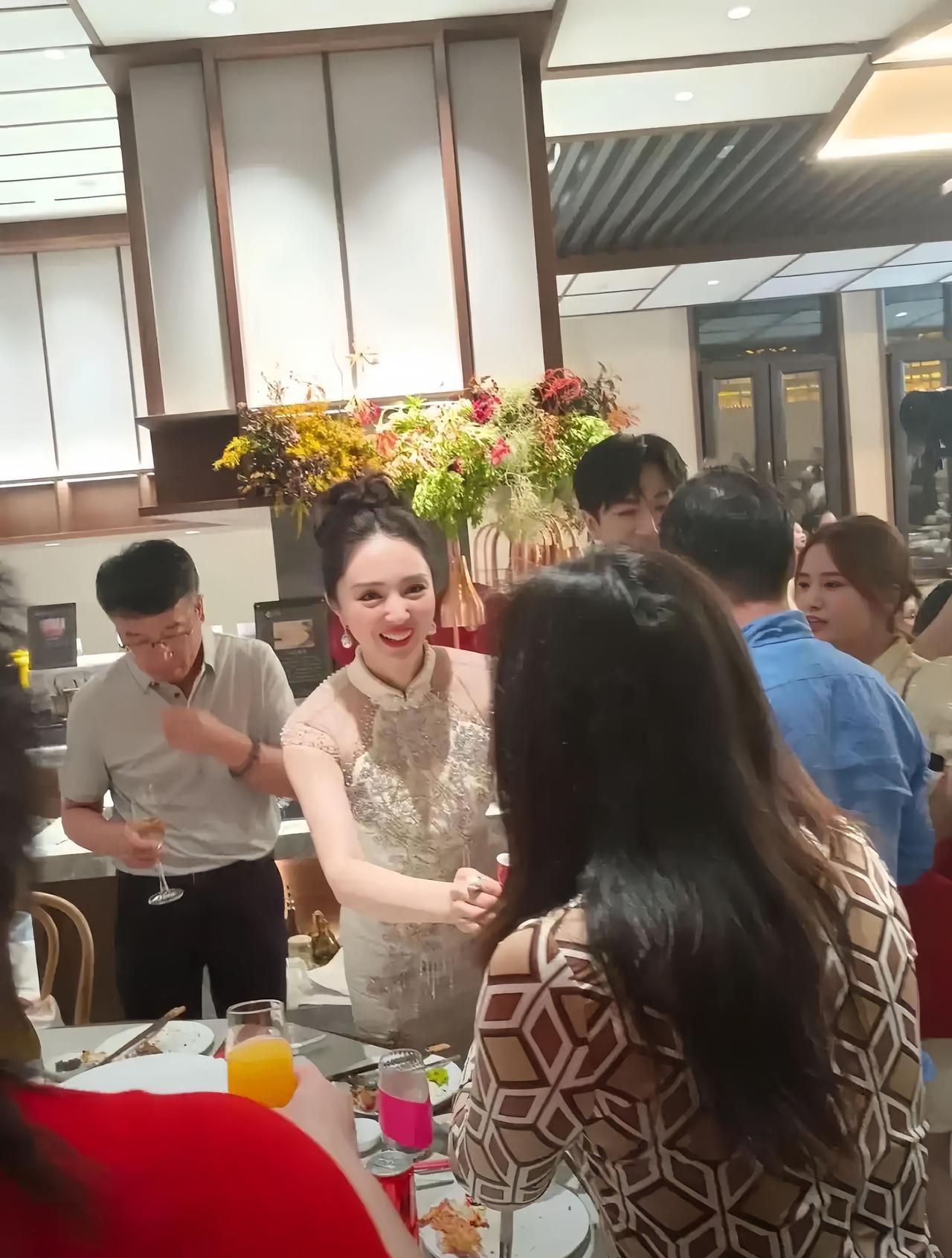 近日，45岁董璇结婚现场，她与新郎一起向宾客敬酒的画面。
张维伊比董璇还要小9岁