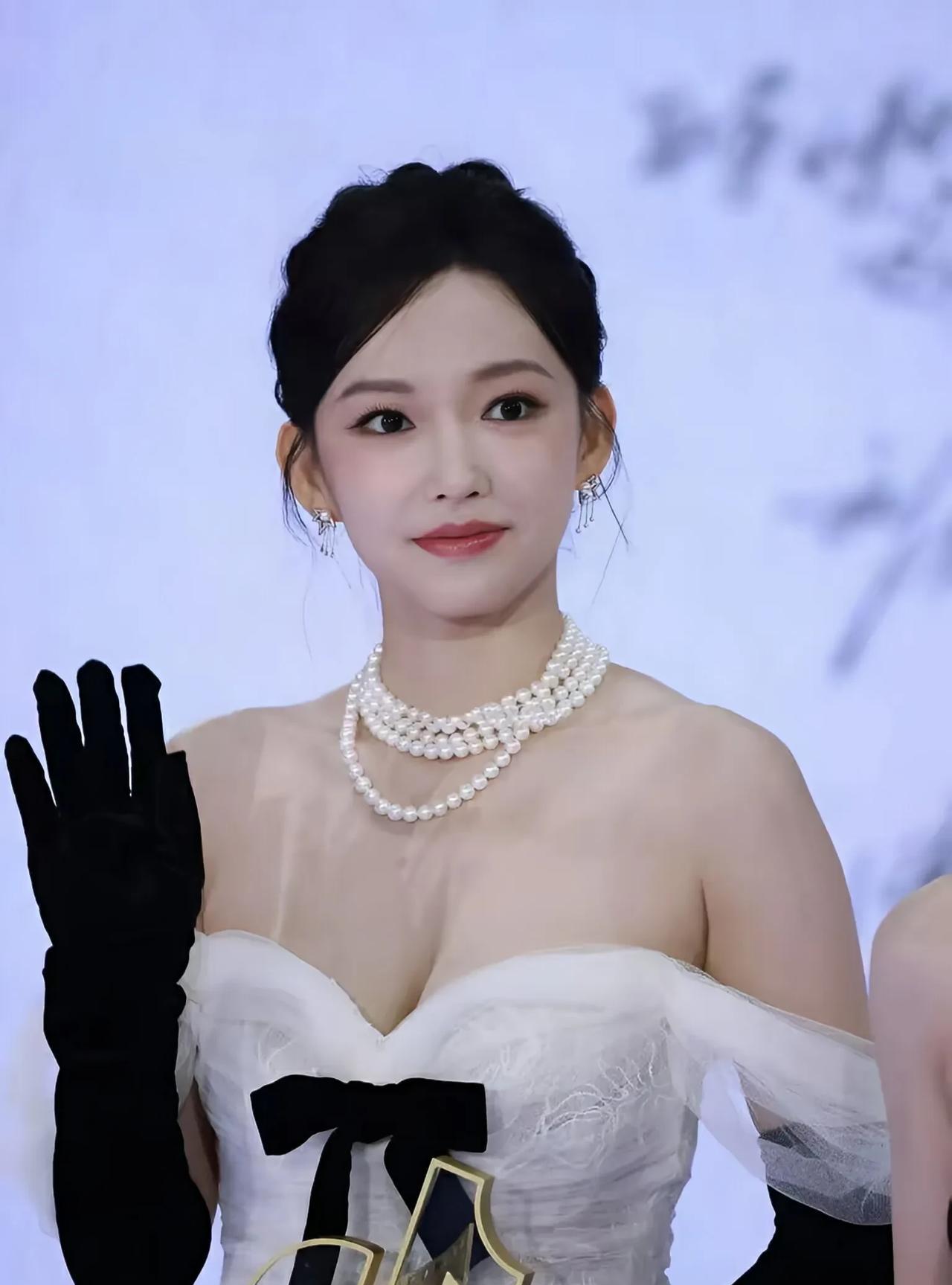 程潇美出新境界，白色抹胸裙尽显耀眼魅力