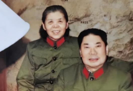 1990年，79岁的杨得志新婚，迎娶了石莉，结婚当晚，杨老将军握着石莉的手，动情
