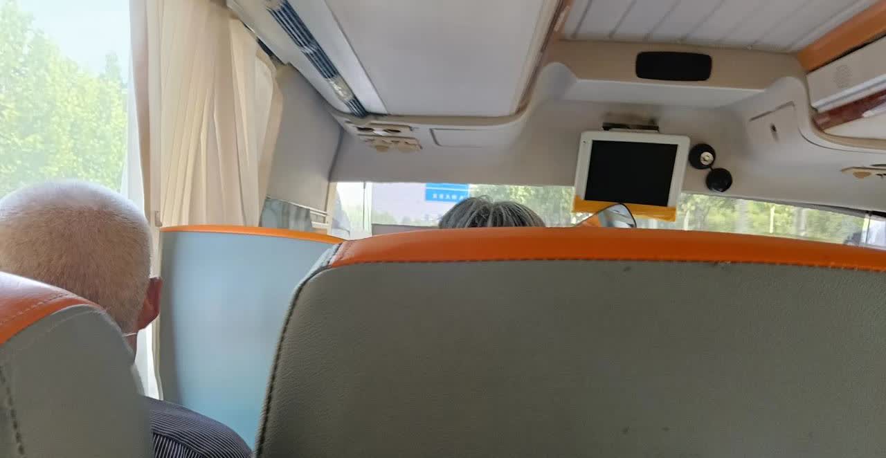 以后真的再也不想坐大客车了！这从临沂长途汽车总站发车，一个半小时还没出河东！出来