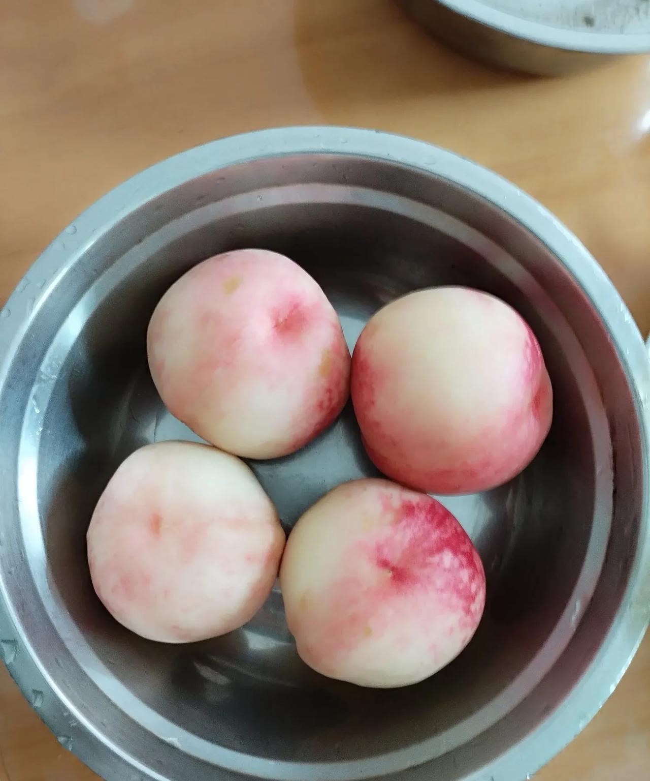 有一个男孩子来学英语，面临两个问题：
1.不会读单词。
2.记不住单词。
请不要