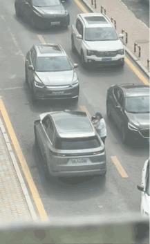逆行车碰到硬碴子了[捂脸]