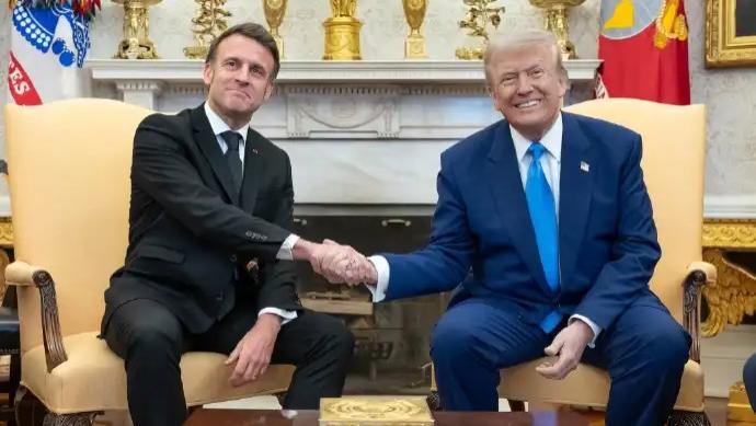 G7视频会议，泽连斯基眼神发呆，马克龙被安排在旁边椅子就座
