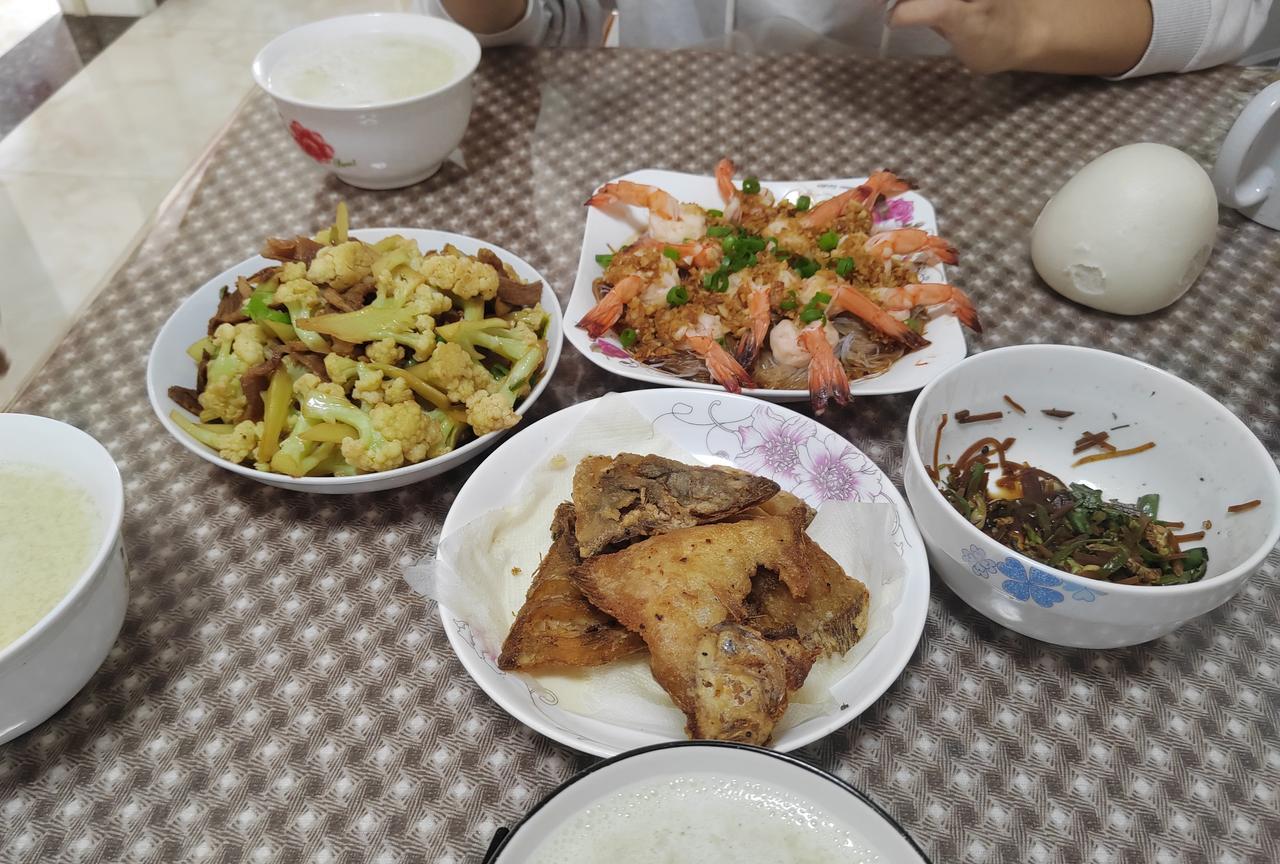 昨天晚上去侄子家吃饭的时候，侄子做了一道蒜蓉粉丝大虾，老婆说很好吃，让我今天做给