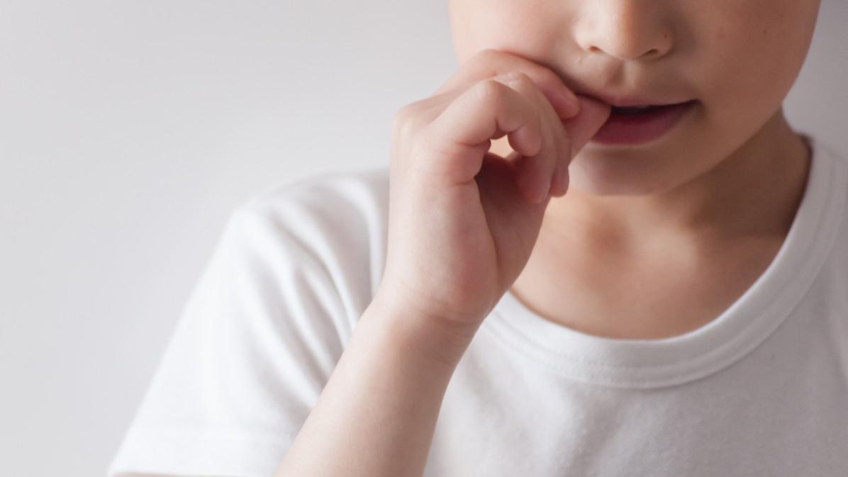 习惯性咬指甲有哪些影响？如何科学矫正？