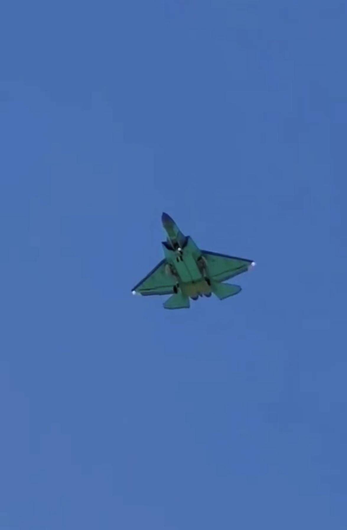 量产型J-35隐形战斗机进行出厂试飞