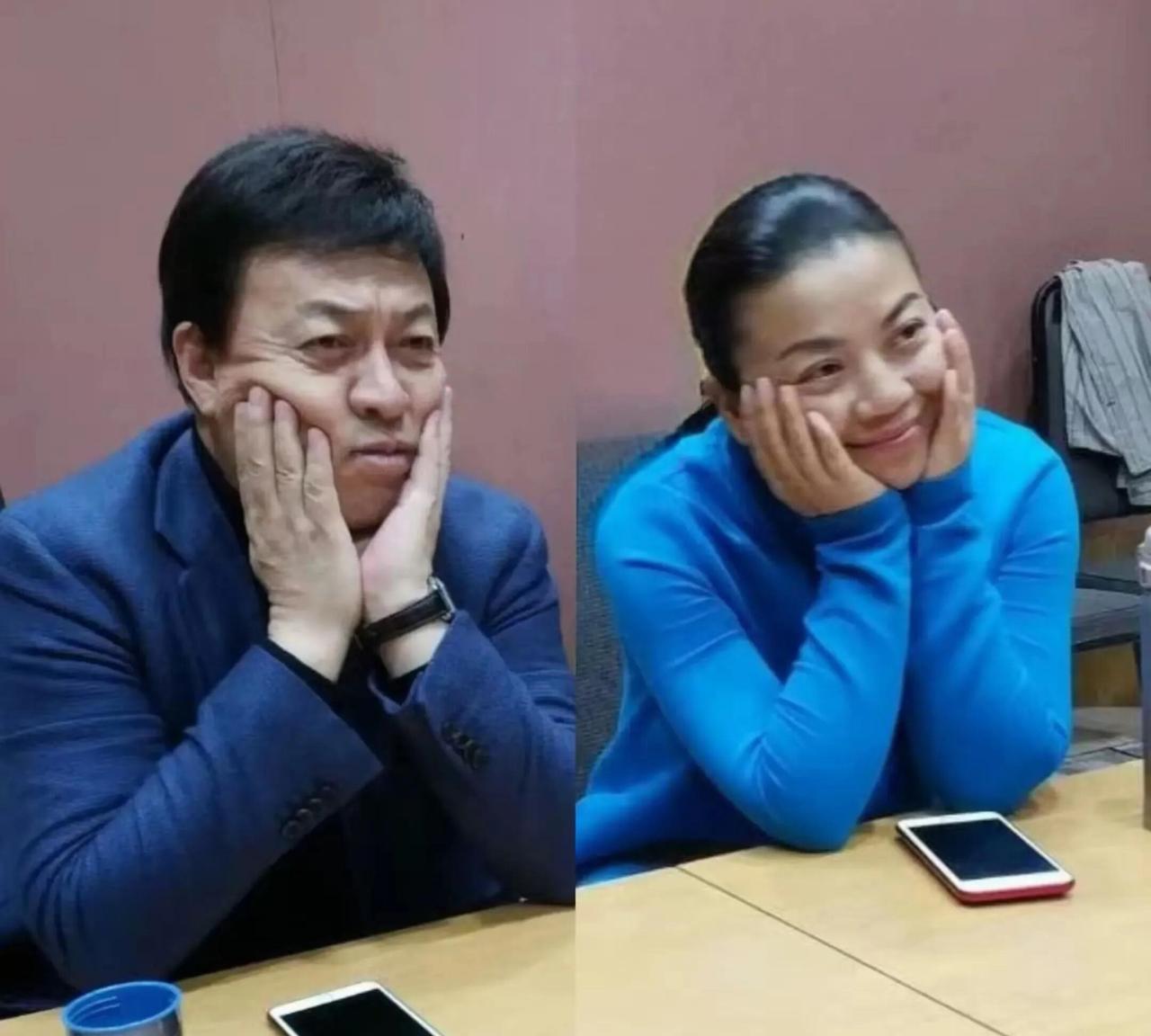 这两位歌唱家真逗，表情神同步，就连姿势都一样，还有手机也摆放在同样的位置，看起来