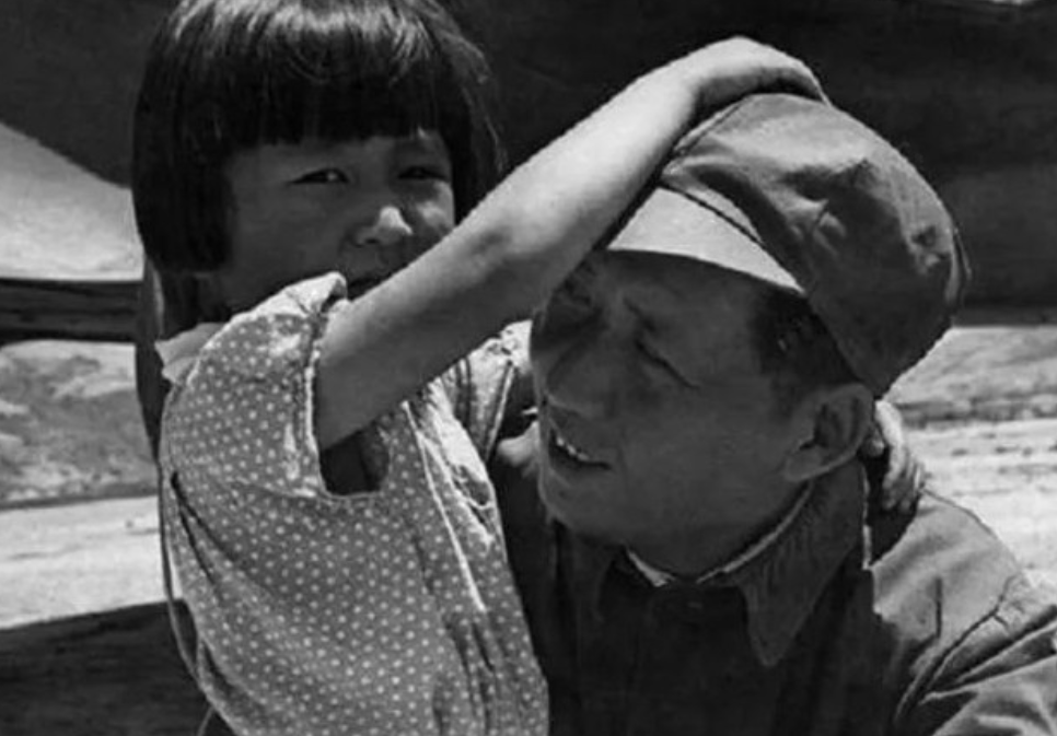 1949年，毛主席的女儿李讷，因为在一节音乐课上指出了教材的错误，老师很生气，就