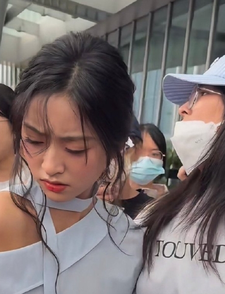 沈月这表情谁懂？挤的水泄不通的，你能理解此刻的心情吗？太疯狂了。