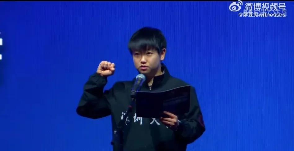 莎莎很忙！运动员代表宣誓后，莎莎指导蒯曼/平野美宇打佳佳和刘炜珊！深大幼儿园3-