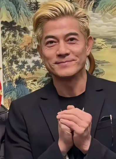相由心生不是没道理的。
郭富城真的变了。  
以前是出了名的工作狂，一年上百场演