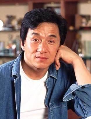 成龙的终身遗憾！巨星光环照不亮人生暗角
71岁成龙被叹“挣再多钱也难享天伦之乐”
