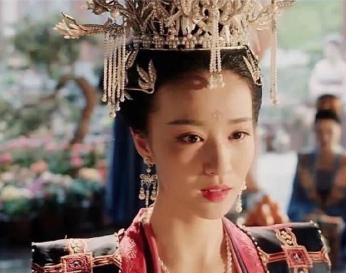 宋英宗时期，皇后高滔滔不仅独宠后宫，还不许英宗有别的女人，曹太后看不下去，就说道