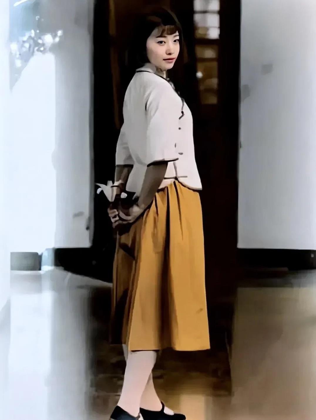 这就是戴宪玉年轻时真实的样貌，这可不是演员扮演的，而是货真价实的本尊，面貌清清楚
