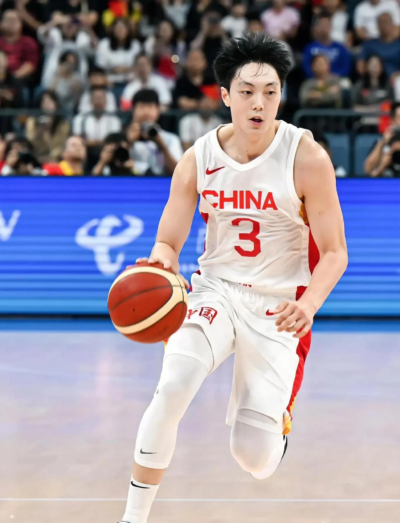 谁能想到，
半决赛对新西兰，
胡明轩顶住压力能打
这么好！
中国男篮与新西兰的半