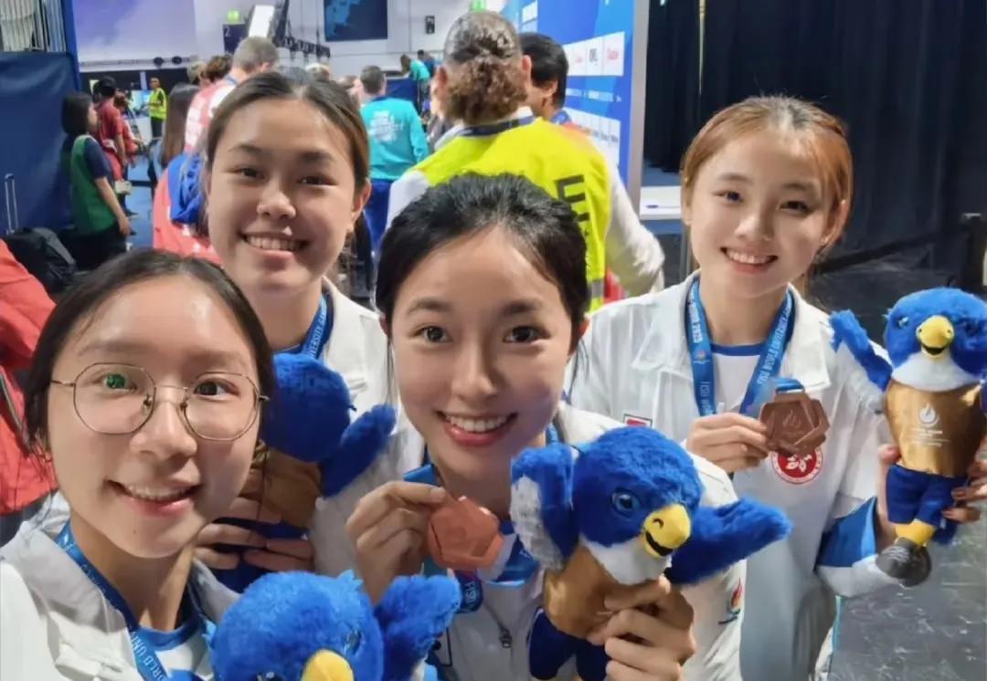 颁奖仪式后港队合照
李凯敏、江芷琳、吴咏琳、黄凯彤，
四个美女笑的好开心，
很喜