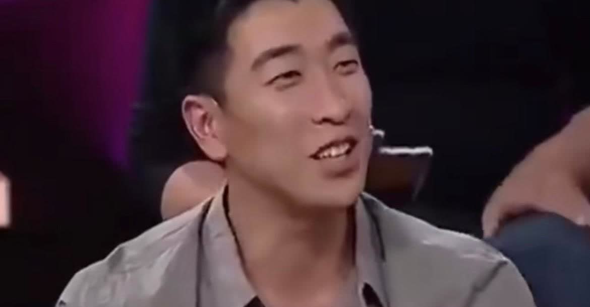 王千源在大学时期人缘佳，与同学建立了深厚的友谊，他的幽默和仗义赢得了同学们的喜爱