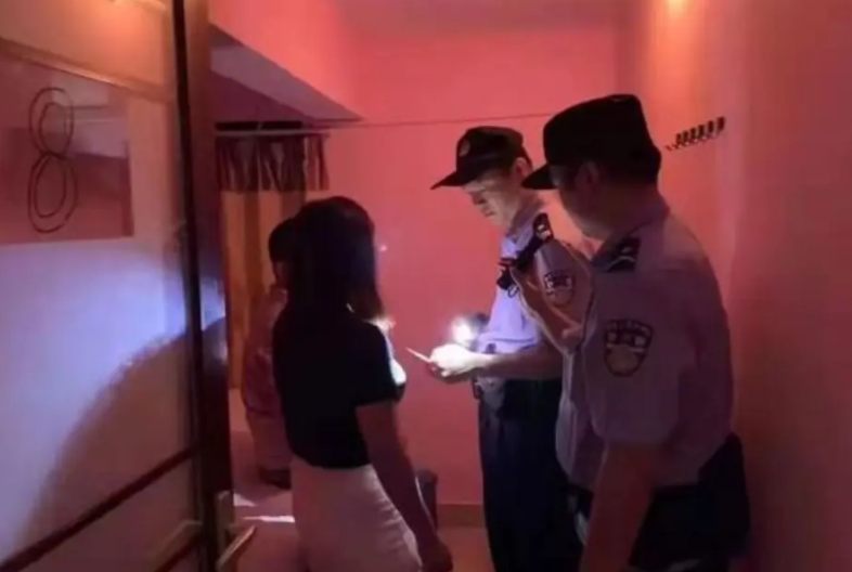 “我们是情侣，我没有招嫖！”2022年，成都一对年轻情侣酒店奔现，男子给女子转账