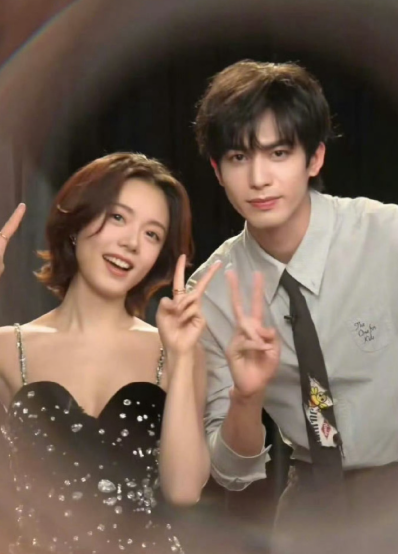 宋威龙和赵今麦直播送新年祝福，麦麦百分百附和威龙，甜度爆棚