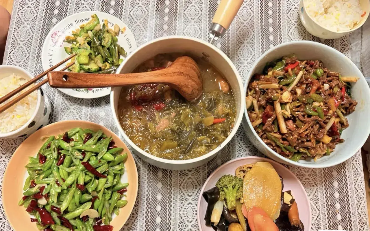 大姐嫁人了，
在家不做家务，
婆家跑过来哭诉，
说儿媳妇不懂事，
在家好吃懒做，