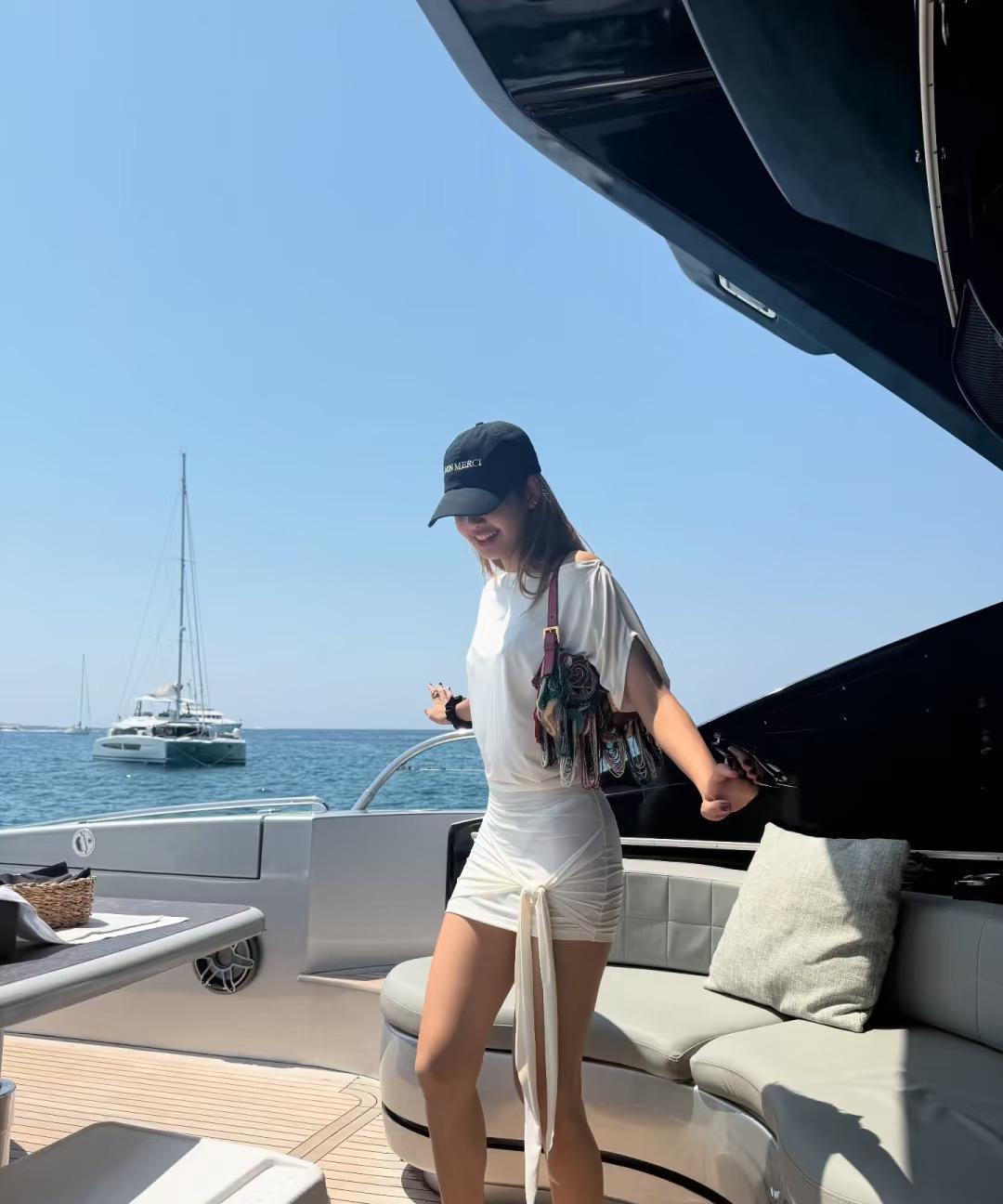 Lisa  最新欧洲度假美照，好美好有生命力～