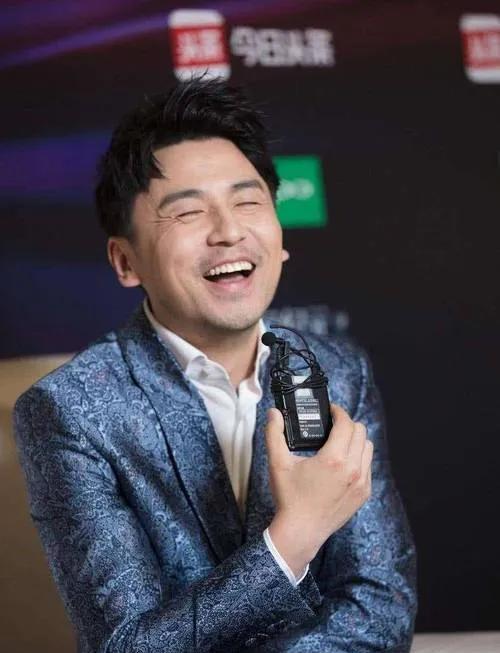 雷佳音上节目时一脸好奇，像个好奇宝宝般发问：“这荔枝一天到底能吃几颗呀？”那憨态
