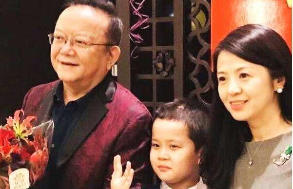 2006年，58岁的王刚三婚娶了小他20岁的郑艳东，新婚当晚王刚对郑艳东说：“我