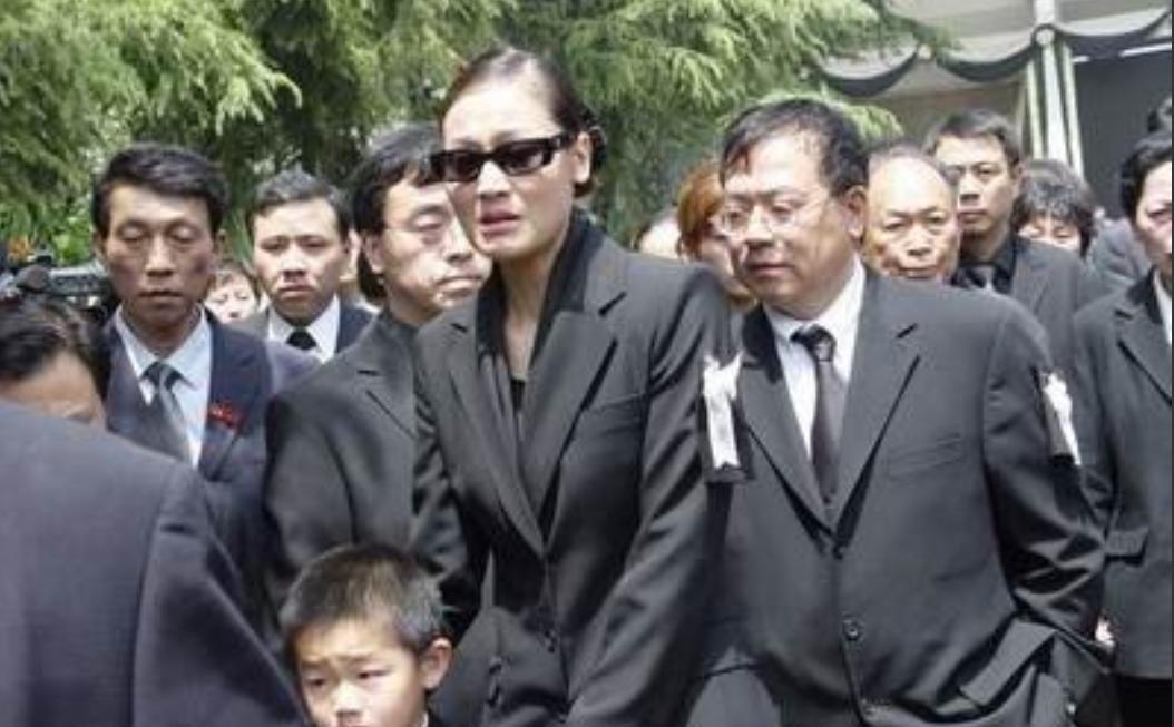 2005年，59岁的画家陈逸飞突然离世，30岁的娇妻宋美英在查看陈逸飞留下的保单