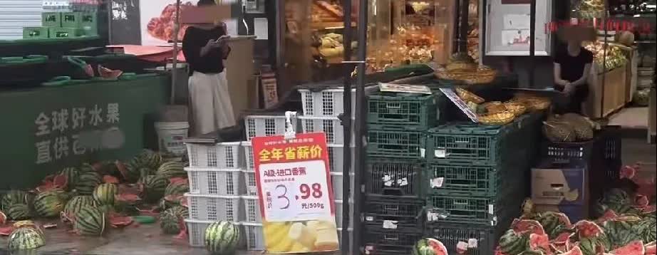 “太浪费了”！两家水果店互砸西瓜，砸荔枝，弄的一地狼藉，据一家水果店员工说：他们