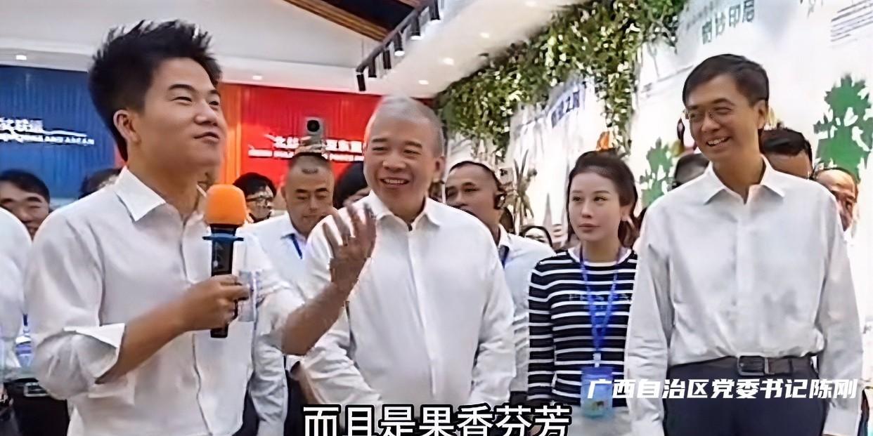 与辉同行在广西的现场直播刚刚结束
董宇辉在广西一把手、大使、各国使节面前发言，领