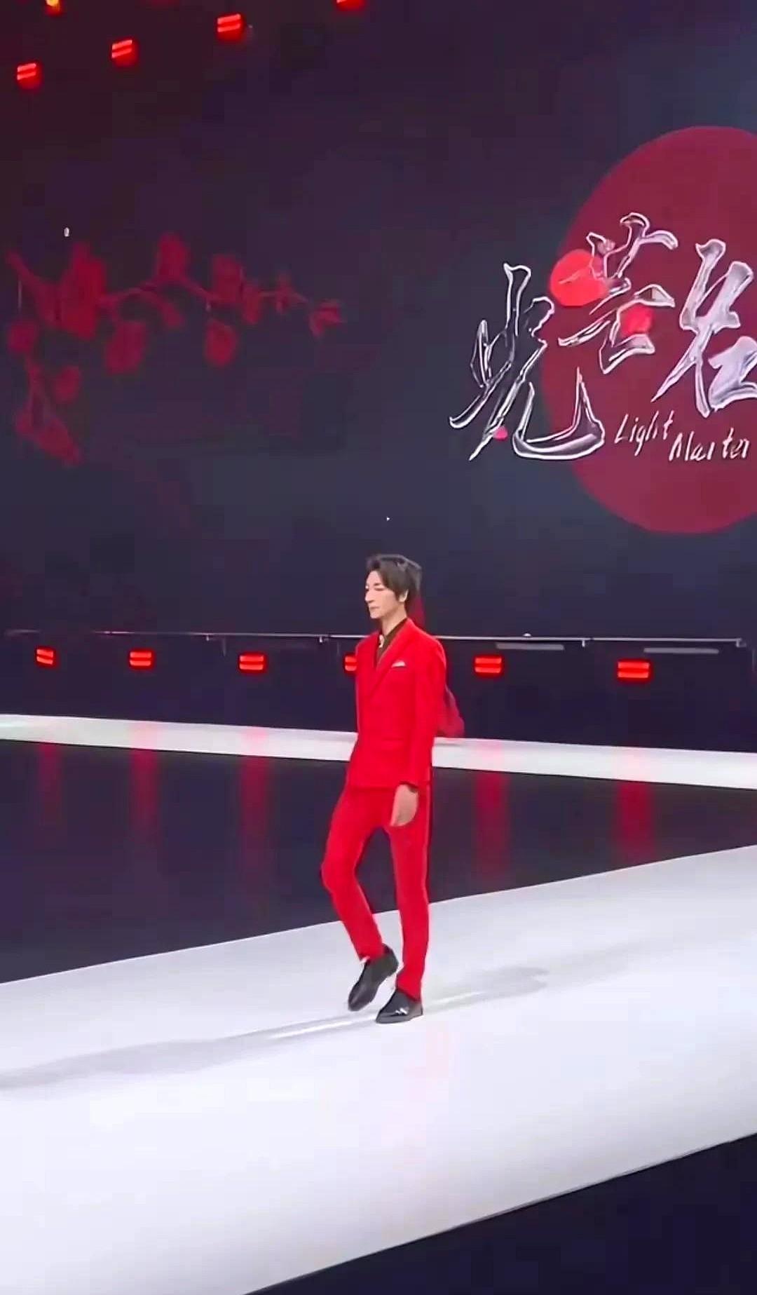 张亮基因太强大了，儿子的长相身材都和他如出一辙。
谁懂啊！
当年看《爸爸去哪儿》
