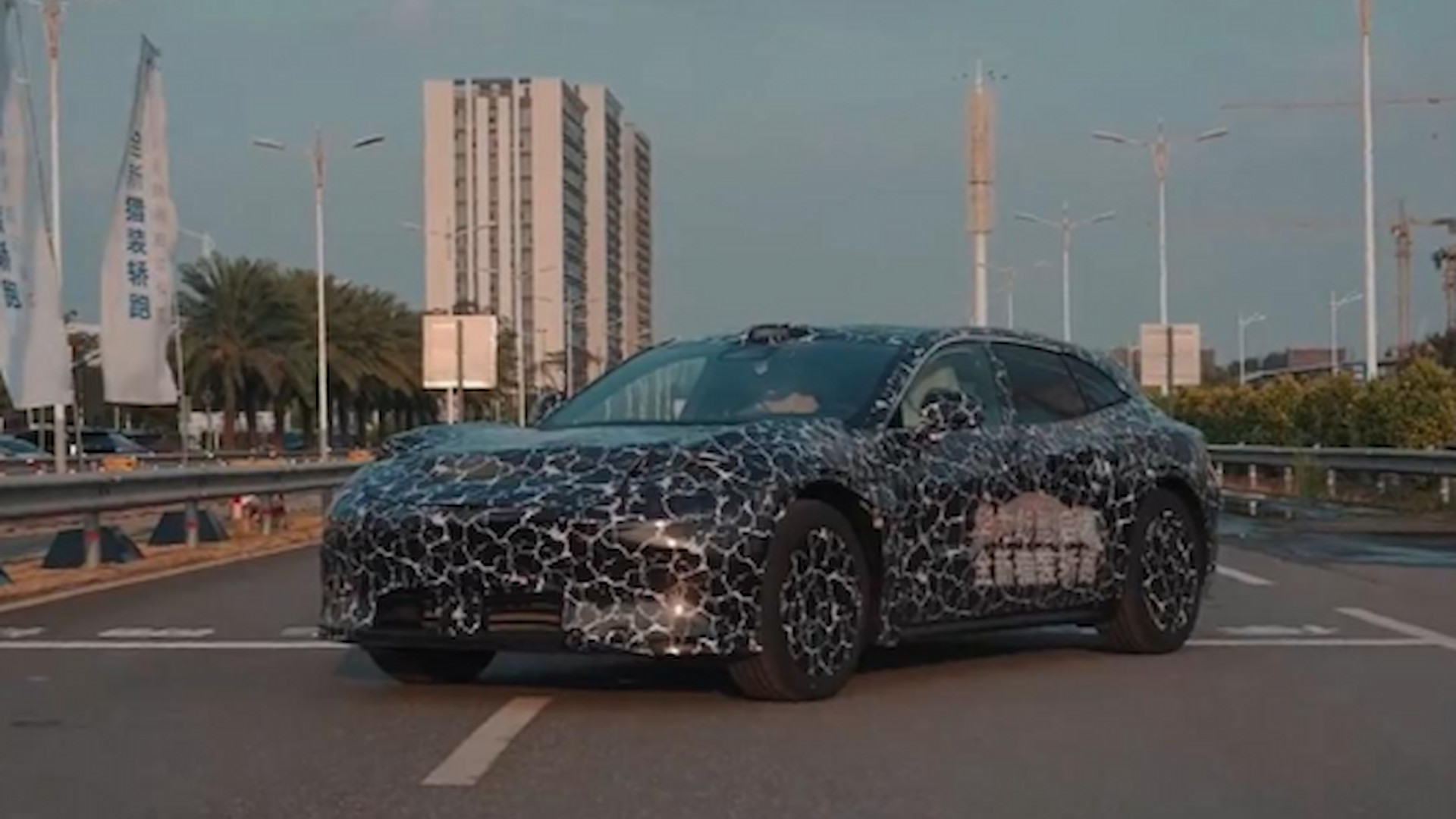 启境猎装轿跑配博世IPB，宁德时代电池，华为XMC底盘+鸿蒙座舱